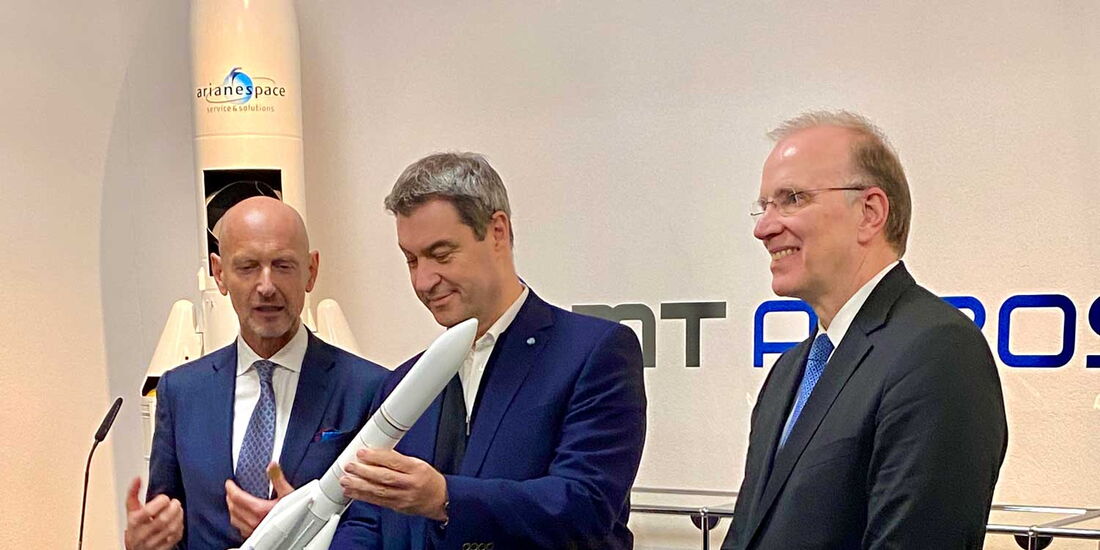 Ministerpräsident Dr. Markus Söder (Mitte) mit einem Modell der Ariane-Rakete