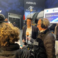 Ulrich Scheib, Vorstand Programme bei MT Aerospace beim Interview mit buten un binnen © MT Aerospace AG