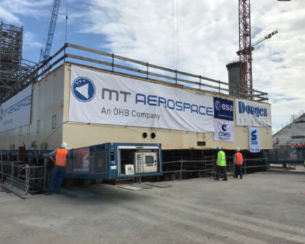 Launch table with construction site team shortly before the final position is reached ©MT Aerospace AG
