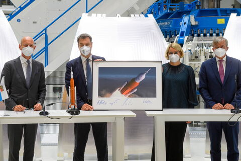 (vlnr) Hans Steininger (CEO MT Aerospace), Dr. Markus Söder, Eva Weber (Oberbürgermeisterin von Augsburg) und Dr. Michael Haidinger (Präsident von Boeing Deutschland, Zentral- und Osteuropa, Benelux und Nordeuropa) in Augsburg. © Bayerische Staatskanzlei