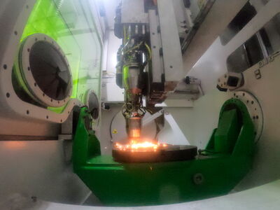 DED-Anlage Modulo 400 beim Belichtungsprozess       © MT Aerospace AG