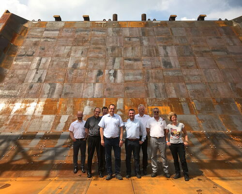 The testing team on the preassembled deflector ©MT Aerospace AG
