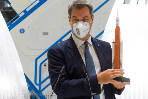 Dr. Markus Söder mit einem Modell des SLS. © Bayerische Staatskanzlei