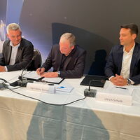 Bei der Vertragsunterzeichnung in Bremen (v.l.n.r.): Rüdeger Albat, ESA Head of Future Space Transportation, Karl-Heinz Servos, Leiter Produktion ArianeGroup, Ulrich Scheib, Vorstand Programme bei MT Aerospace © MT Aerospace AG
