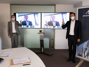 Contract signature in compliance with distance and hygiene regulations: (f.l.t.r) Andre Hubert Roussel, Hans Steininger and Ulrich Scheib. © ArianeGroup