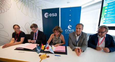 Für die Unterschriftszeremonie nach Paris gereist war Lena Stern, leitende Rechtsanwältin der MT Aerospace AG und im Bild ganz links zu sehen   © ESA