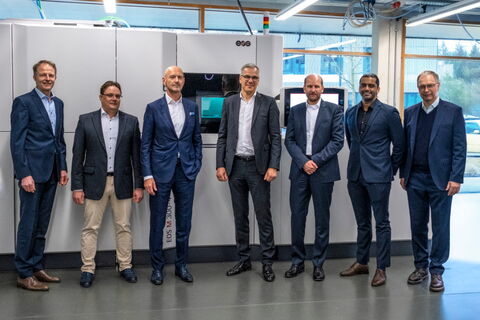 f.l.t.r. Thomas Weitlaner/EOS, Markus Axtner/MT Aerospace, Hans Steininger/MT Aerospace, Markus Glasser/EOS, Christian Hackenberg/MT Aerospace, Vinu Chaprayil Vijayan & Dietmar Frank both EOS in front of EOS M 300-4     © EOS